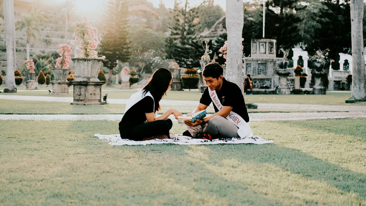 Couple having a picnic overlooking Barcelona